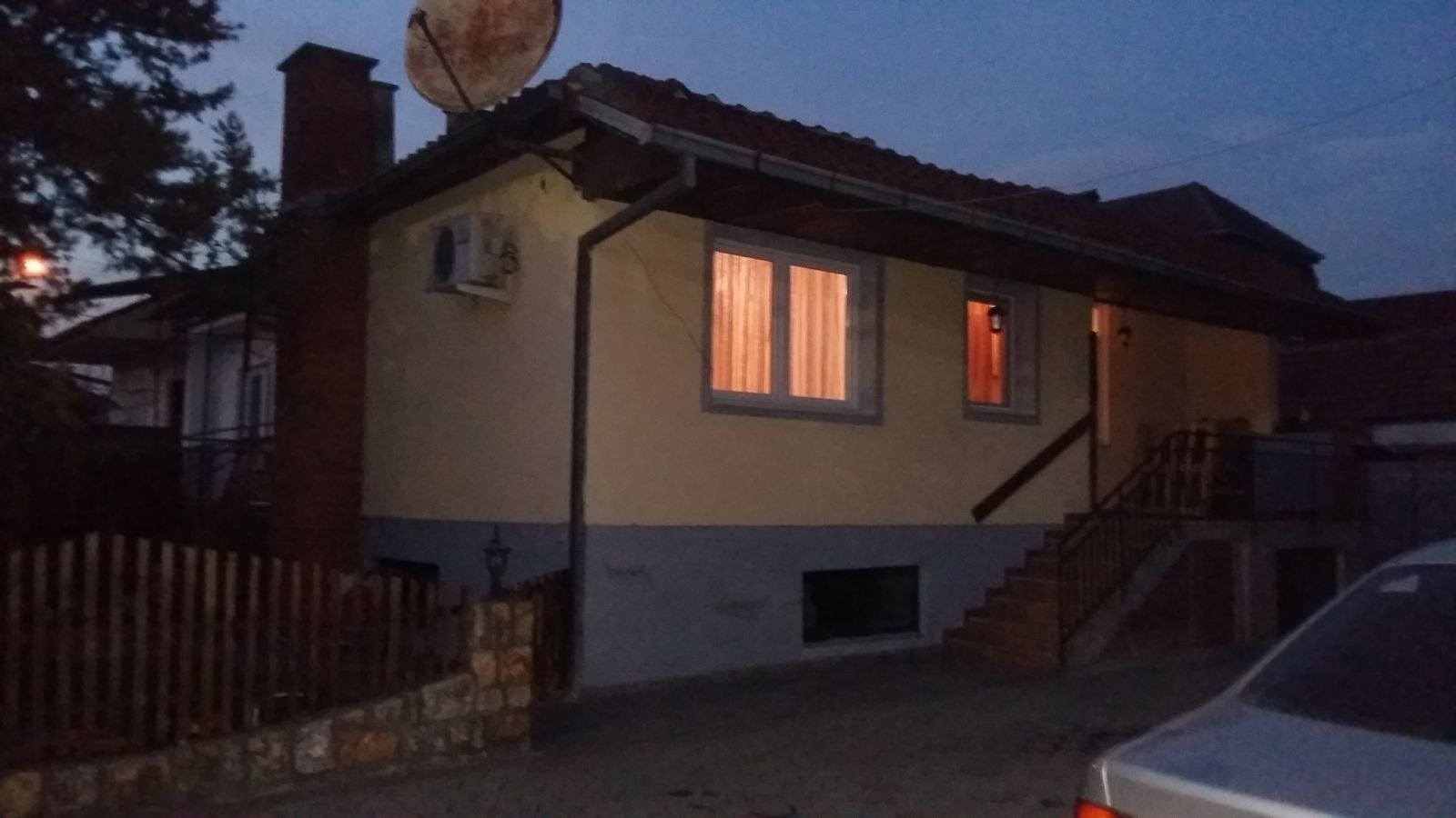 Се продава куќа со двор во Сарај