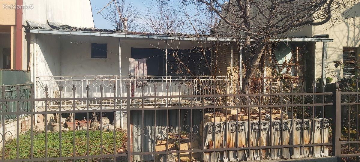 Се продава барака во 11ти Октомври