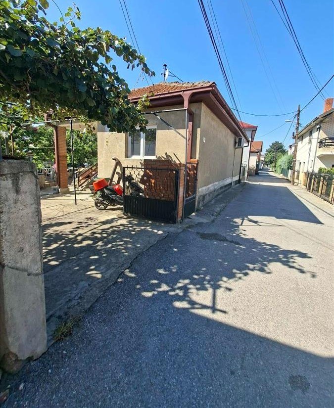 Се продава куќа со двор во Лисиче
