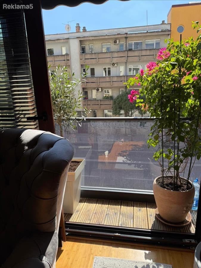 Се продава трособен стан во Центар
