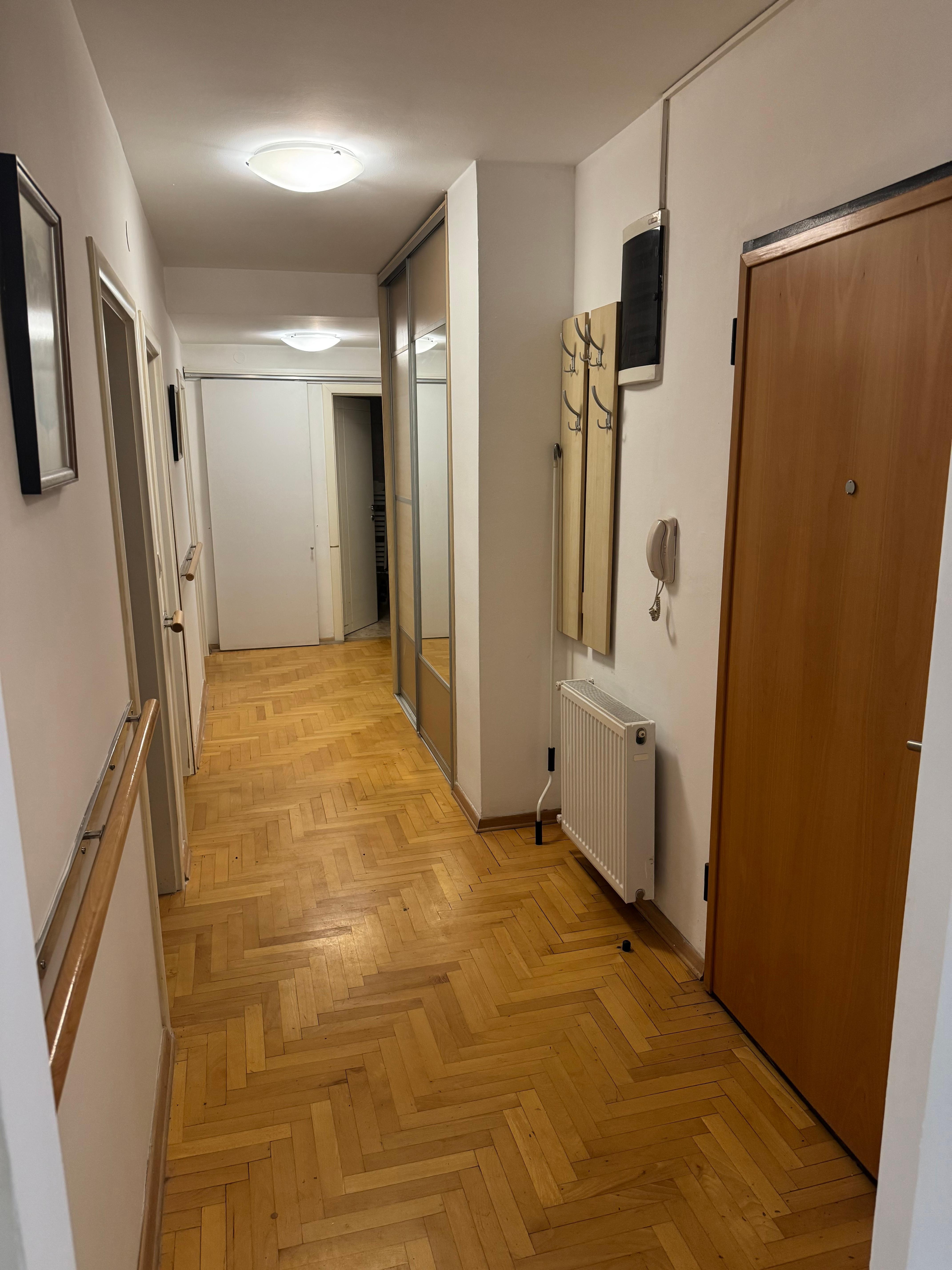 Се продава 4 собен стан во мала зграда